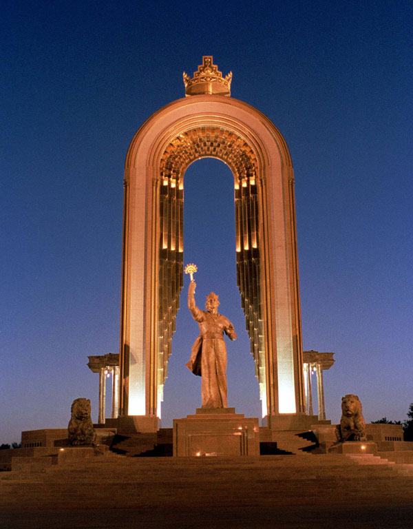 Памятник И. Сомони – основателю первого таджикского государства