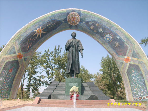 Памятник А. Рудаки – основоположнику таджикско-персидской классической литературы