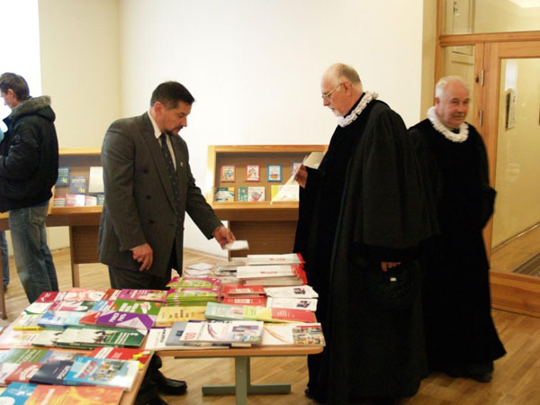 Посетители выставки книг российских издательств в ВПУ