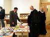 Посетители выставки книг российских издательств в ВПУ